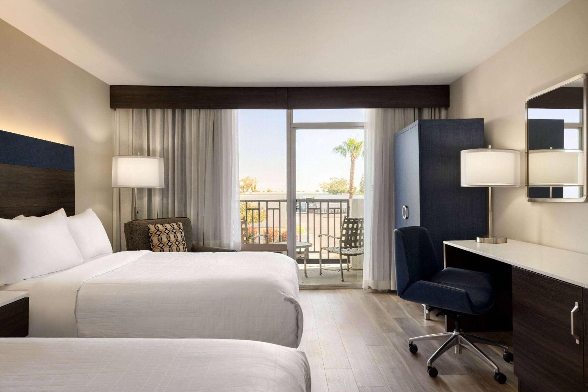 Wyndham Phoenix Airport - 3*